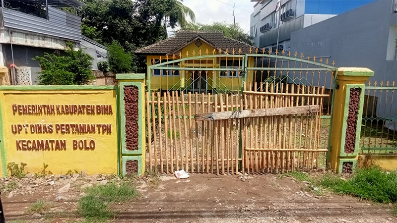 Kondisi kantor UPT Distambun Kecamatan Bolo Kabupaten Bima, Nusa Tenggara Barat, setelah dipalang oleh massa GERAM menggunakan pagar bambu, Rabu (11/12/2024). Massa menyorot penyaluran bantuan benih yang bersumber dari Kementerian Pertanian RI, yang diduga proses penyalurannya bermasalah.