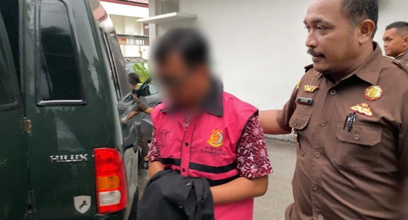 Tersangka dugaan korupsi dana BOS SMAN 1 Woha Kabupaten Bima saat hendak diangkut pihak Kejari Bima, Senin (9/12/2024). Terangka berinisial HJ ini akan menjalani penahanan 20 hari mendatang di Rutan Raba Bima.