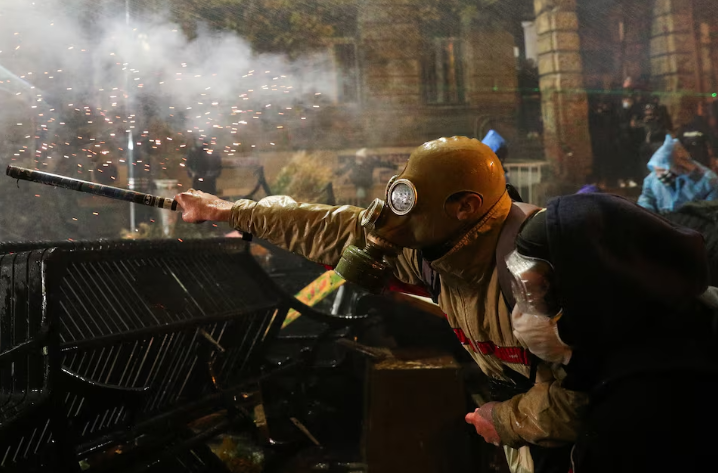 A demonstrator uses fireworks during a protest in Tbilisi, Georgia, December 1, 2024. Photo Reuters.