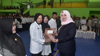 Bupati Bima menyerahkan secara simbolis SK perpanjangan masa tugas kepada anggota BPD.