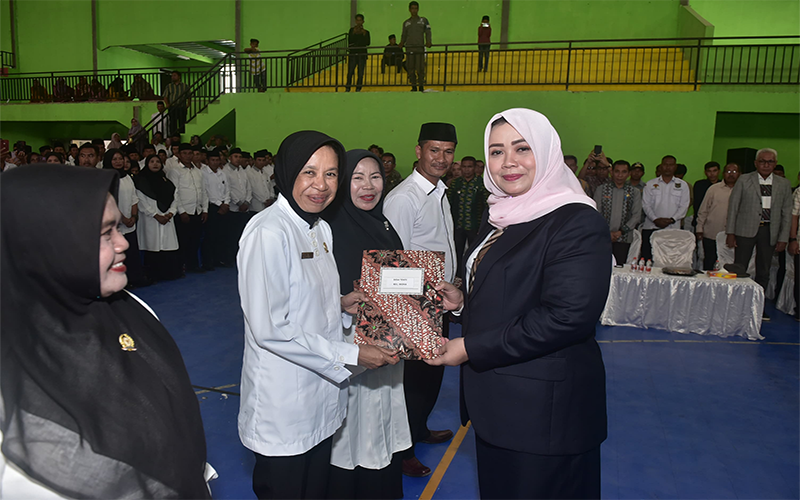 Bupati Bima menyerahkan secara simbolis SK perpanjangan masa tugas kepada anggota BPD.