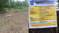 Kondisi jalan usaha kelompok tani di So Tampode Desa Nggembe dengan nilai kontrak Rp135.350.000 yang bersumber dari anggaran tahun 2024 aspirasi DPRD Provinsi NTB, namun tak kunjung dikerjakan. Kolase Berita11.com.