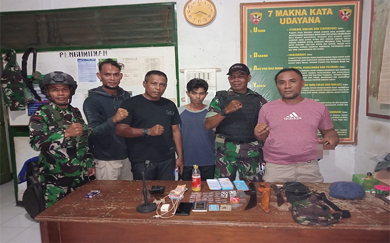 Terduga pengedar narkoba(tengah) yang tangkap tangan oleh aparat TNI disaksikan aparatur pemerintah desa. Terduga kemudian diserahkan kepada aparat kepolisian untuk diproses.
