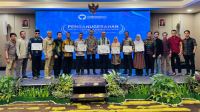 Perwakilan Pemkab Bima saat menerima penghargaan.
