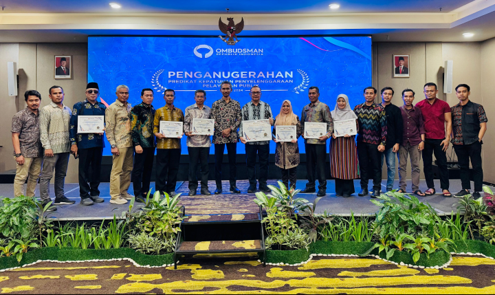 Perwakilan Pemkab Bima saat menerima penghargaan.