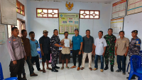 Foto bersama Dan Pos TNI AL Bima, perwakilan Lanal Mataram, Lantamal VII, Koarmada II, Babinsa Kolo, Bhabinkamtibmas Kolo, anggota DPRD Kota Bima usai memediasi permasalahan antara nelayan bagan dengan nelayan jala kuru di kantor Kelurahan Kolo.