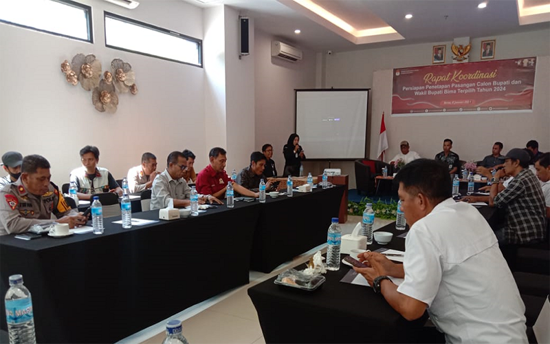 Suasana rapat koordinasi persiapan pleno penetapan Bupati dan Wakil Bupati Bima yang digelar KPU Kabupaten Bima Ballroom Hotel Marina Inn Kota Bima, Rabu (8/1/2025). Foto MR/ Berita11.com.