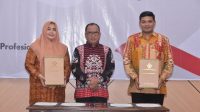 Bupati Bima, Hj Indah Dhamayanti Putri didampingi Ketua DPRD Kabupaten Bima saat menerima laporan audit keuangan dari BPK RI.