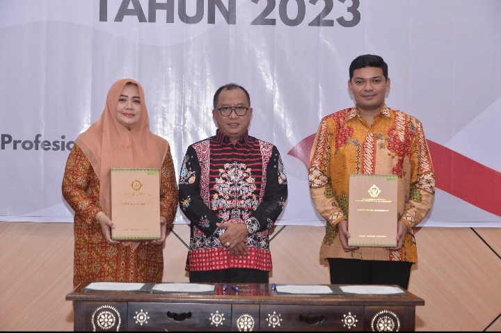 Bupati Bima, Hj Indah Dhamayanti Putri didampingi Ketua DPRD Kabupaten Bima saat menerima laporan audit keuangan dari BPK RI.