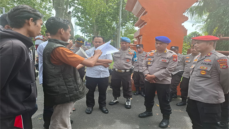 Massa mahasiswa di Mataram yang tergabung dalam Pusat Kajian Demokrasi (PUKAD) NTB, saat menggelar aksi unjuk rasa di depan Polda NTB, Rabu (22/1/2025) lalu.