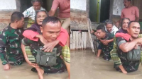 Anggota Koramil 1608-07/Monta Kodim Bima sigap menyelamatkan sejumlah lansia yang terjebak luapan banjir di Desa Sakuru Kecamatan Monta Kabupaten Bima, Senin (20/1/2025) sore.