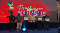 Foto bersama Ketua KPU Kabupaten Bima, Ady Supriadin didampingi Ketua Bawaslu Kabupaten Bima, Junaidin, Bupati Bima, Kapolres Bima Kota dan Danramil Rasanae saat pemberian penghargaan kepada pihak terkait yang mendukung suksesnya penyelenggaran Pilkada 2024.