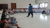 Petugas Bagian Kesra Setda Kabuapten Bima mensosialisasikan bahaya laten Narkoba dan bahaya penyakit menular HIV/AIDS di hadapa pelajar SMA.