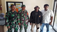 Babinsa Desa Wilamaci Sertu Khairil, Koramil 1608-07/Monta dan Babinsa Kelurahan Ule Sertu Suharman, Koramil 1608-01/Rasanae foto dengan terduga penganiaya istri saat diserahkan ke Polres Bima Kota, Kamis (2/1/2025).