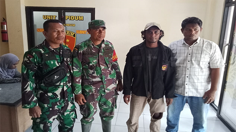Babinsa Desa Wilamaci Sertu Khairil, Koramil 1608-07/Monta dan Babinsa Kelurahan Ule Sertu Suharman, Koramil 1608-01/Rasanae foto dengan terduga penganiaya istri saat diserahkan ke Polres Bima Kota, Kamis (2/1/2025).