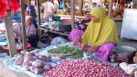 Aktivitas pedagang bahan pokok di pasar tradisional Kabupaten Bima. Foto US/ Berita11.com.