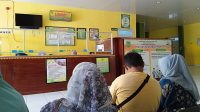 Sejumlah warga mengantri untuk mendapatkan layanan pemeriksaan Kesehatan di salah satu Faskes negeri di Kabupaten Bima. Foto US/ Berita11.com.
