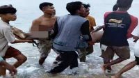 Proses evakuasi korban setelah ditemukan.