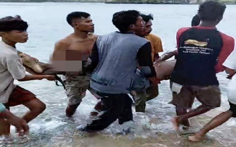 Proses evakuasi korban setelah ditemukan.