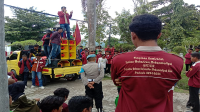 Massa Ikatan Mahasiswa Muhammadiyah Cabang Bima saat menggelar unjuk rasa di halaman DPRD Kabupaten Bima, Senin (17/2/2025). Massa menyampaikan enam tuntutan.