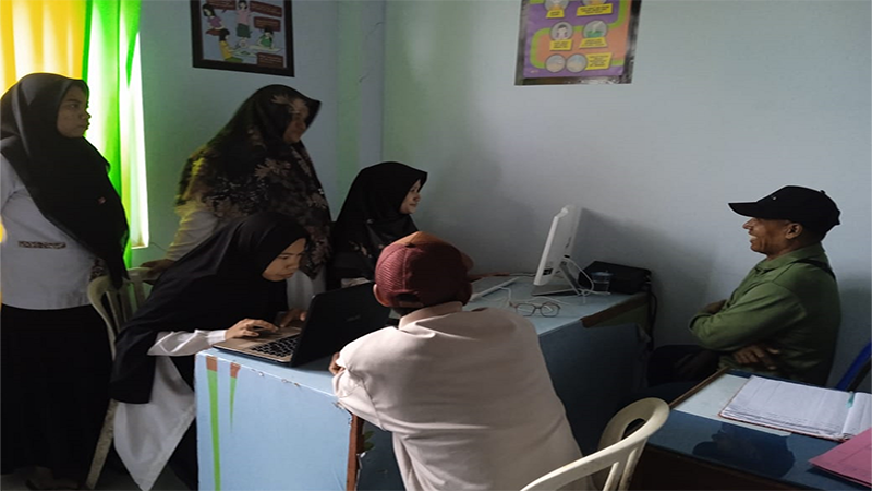 Sejumlah warga mengakses layanan pemeriksaan kesehatan gratis (PKG) ulang tahun di PKM Soromandi Kabupaten Bima yang menjadi salah satu program Presiden Prabowo. Foto US/ Berita11.com.