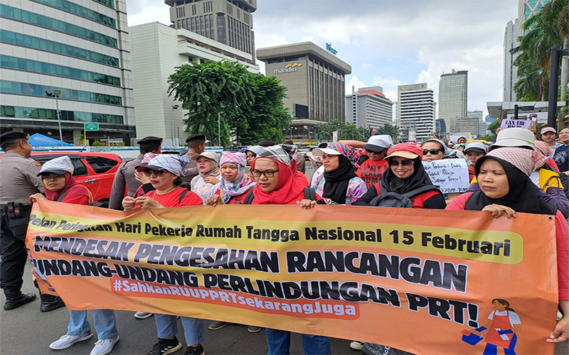 Para Pekerja Rumah Tangga (PRT) di Jabodetabek pada Sabtu, 15 Januari 2025 melakukan aksi jalan bareng memperingati Hari PRT nasional.