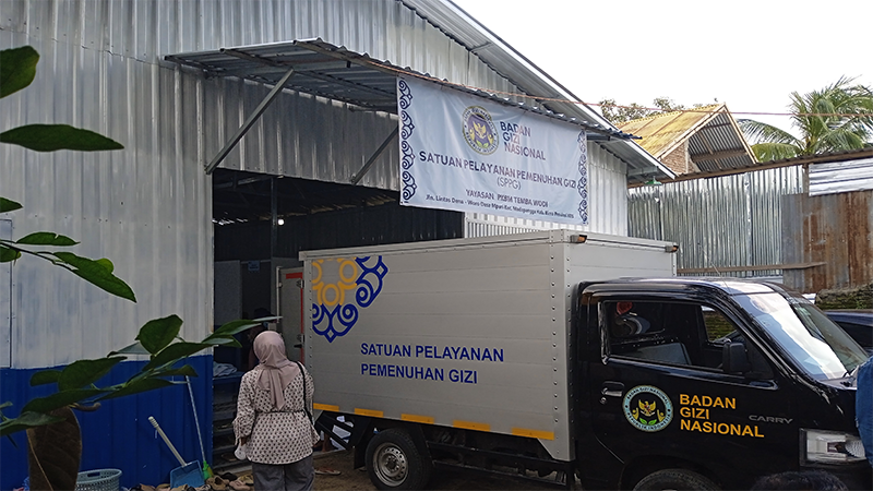 Mobil Satuan Pelayanan Pemenuhan Gizi (SPPG) di Kabupaten Bima sedang bersiap mendistribusikan makan bergizi gratis untuk seluruh satuan pendidikan di Kecamatan Madapangga Kabupaten Bima dari dapur umum.