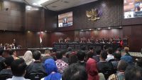 Suasana saat sidang pembacaan putusan MK yang dihadiri para pihak berperkara untuk mendengarkan sidang pengucapan putusan/ketetapan perkara Nomor 41/PHPU.WAKO-XXIII/2025 Perselisihan Hasil Pemilihan Umum Wali Kota Kota dan Wakil Wali Kota Bima, di Ruang Sidang Pleno MK. Selasa (4/2/2025). Foto Humas MK.