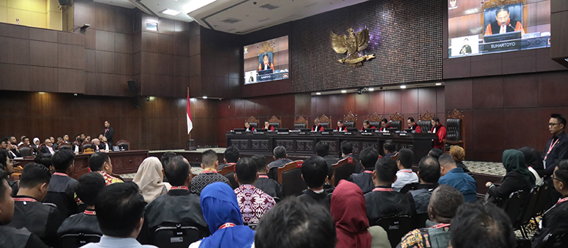 Suasana saat sidang pembacaan putusan MK yang dihadiri para pihak berperkara untuk mendengarkan sidang pengucapan putusan/ketetapan perkara Nomor 41/PHPU.WAKO-XXIII/2025 Perselisihan Hasil Pemilihan Umum Wali Kota Kota dan Wakil Wali Kota Bima, di Ruang Sidang Pleno MK. Selasa (4/2/2025). Foto Humas MK.