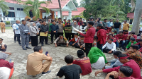 Wakil Ketua DPRD Kabupaten Bima, H Muhammad Erwin (Tengah) saat menemui massa Ikatan Mahasiswa Muhammadiyah Cabang Bima yang menggelar unjuk rasa di halaman DPRD setempat, Senin (17/2/2025).