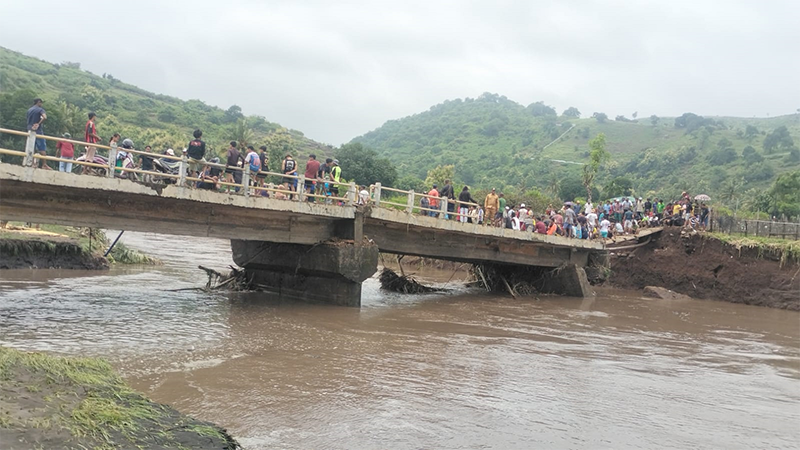 Kondisi jembatan putus di Kecamatan Wera Kabuapten Bima, tiga hari pasca diterjang banjir bandang.