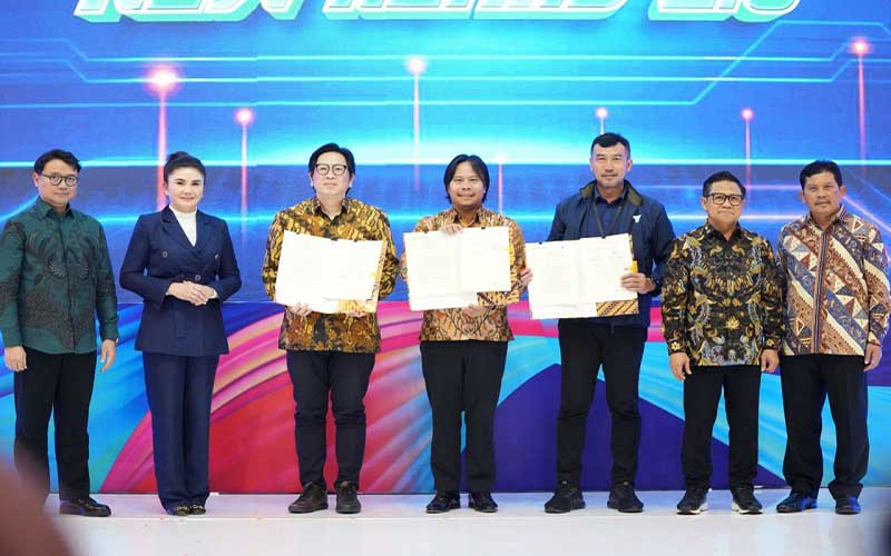 Foto bersama Direktur Utama BPJS Kesehatan, Ghufron Mukti didampingi Menteri Koordinator Bidang Pemberdayaan Masyarakat RI Muhaimin Iskandar saat peluncuran program New REHAB 2.0 dan Penandatanganan Endowment Fund Indonesia Sehat, di Kantor Pusat BPJS Kesehatan, Senin (3/2/2025).
