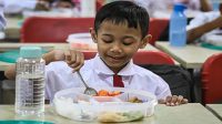 Ilustrasi siswa mengikuti makan bergizi gratis.