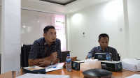 Kepala BPJS Kesehatan Cabang Bima, Kepala I Gusti Ngurah Arie Mayanugraha memaparkan pelaksanaan Program JKN di Kabupaten Bima saat kegiatan Bincang Media tentang Program JKN yang diselenggarakan di meeting room kantor BPJS Kesehatan Cabang Bima, Selasa (4/2/2025). Foto US/ Berita11.com.
