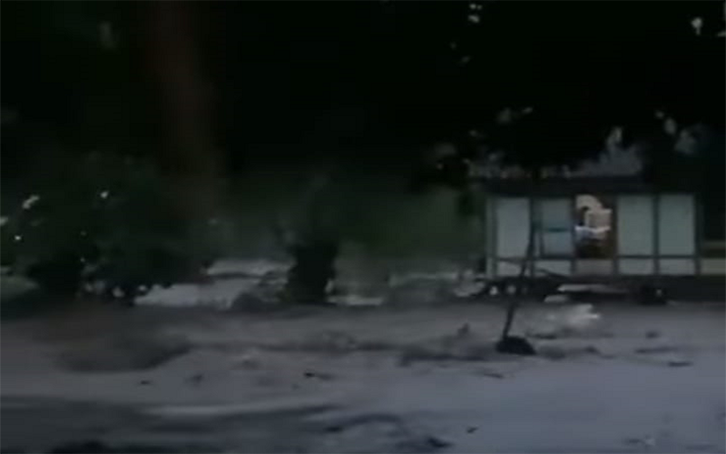 Kondisi rumah panggung milik warga Desa Nanga Wera Kecamatan Wera Kabupaten Bima, Nusa Tenggara Barat, saat diterjang banjir bandang, Minggu (2/2/2025).