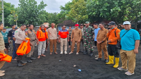 Petugas gabungan Pos SAR Bima, BPBD, Babinsa, Bhabinkamtibmas dan Camat Wera menunggu korban dieavkuasi ke Dermaga Desa Sangiang Kecamatan Wera Kabupaten Bima, Selasa (11/2/2025) sore.