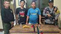 Sejumlah barang bukti yang diamankan polisi dari pria di Kecamatan Madapangga Kabupaten Bima yang mengancam saudara kandungnya dengan senjata tajam.