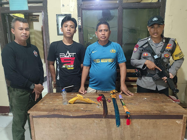Sejumlah barang bukti yang diamankan polisi dari pria di Kecamatan Madapangga Kabupaten Bima yang mengancam saudara kandungnya dengan senjata tajam.