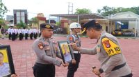 Kapolres Sumbawa AKBP Bagus Nyoman Gede Junaedi mencoret foto dua oknum anggota Polri menandai proses pemecatan (PTDH) dua oknum anggota kepolisian setempat yang terlibat kasus Narkoba, Selasa (11/2/2025).