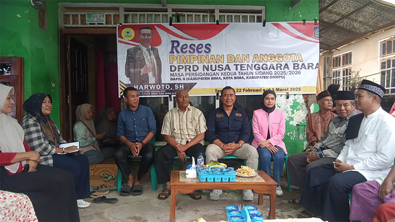 Suasana reses anggota DPRD Provinsi NTB dari Dapil VII, Harwoto di wilayah pesisir Desa Bajo Kecamatan Soromandi Kabupaten Bima, Selasa (25/2/2025) lalu. Foto Firtri/ Berita11.com.