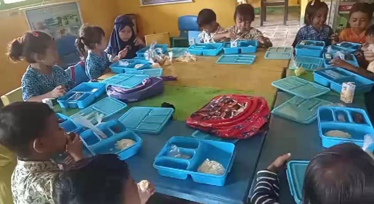 Siswa Taman Kanak-Kanak Tunas Harapan Tonda Kecamatan Madapangga Kabupaten Bima antusias menyantap Makanan Bergizi Gratis yang didistribusikan Mitra BGN di Kecamatan Madapangga, Senin (17/2/2025). Foto Fitri/ Berita11.com.
