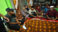 Suasana warga saat melayat di rumah korban, Minggu (16/2/2025) siang.