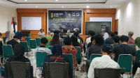 Suasana diskusi dan bedah buku bertajuk a Giant Pack of Lies II di aula Universitas Muhammadiyah Mataram, Sabtu (15/02/2025).