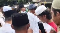 Puluhan warga dan tokoh agama membubuhkan tanda tangan di atas kain putih Petisi Rakyat Nanga Wera, yang di antaranya menyatakan perang terhadap pembalakan liar yang menjadi penyebab bencana banjir bandang di desa setempat yang merenggut nyawa delapan warga.