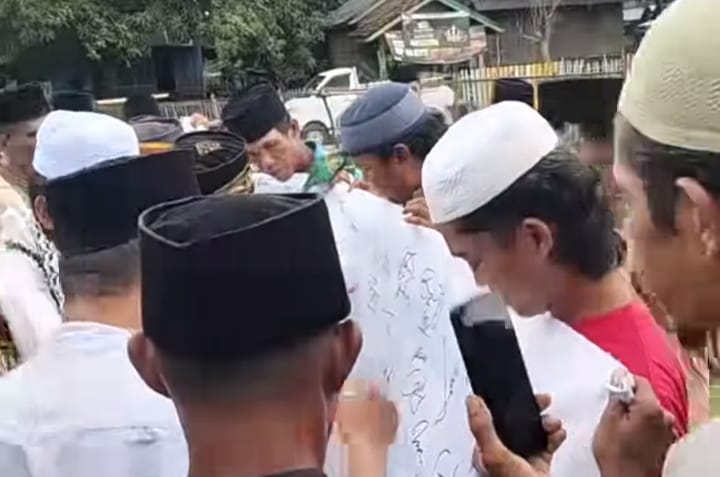 Puluhan warga dan tokoh agama membubuhkan tanda tangan di atas kain putih Petisi Rakyat Nanga Wera, yang di antaranya menyatakan perang terhadap pembalakan liar yang menjadi penyebab bencana banjir bandang di desa setempat yang merenggut nyawa delapan warga.