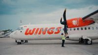 Petugas melakukan ramp check pada pesawat Wings Air/ Ilustrasi.