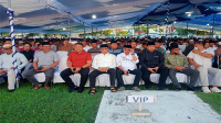 Wali Kota Bima, H Arahman H Abidin didampingi Wakil Wali Kota Bima, Fery Sofiyan duduk Bersama ribuan tokoh agama dan tokoh masyarakat Kota Bima saat kegiatan syukuran dan tasyakuran di halaman kantor Pemkot Bima, Rabu (12/3/2025) malam. Foto Marsin/ Berita11.com.