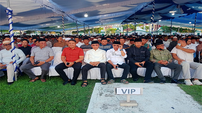 Wali Kota Bima, H Arahman H Abidin didampingi Wakil Wali Kota Bima, Fery Sofiyan duduk Bersama ribuan tokoh agama dan tokoh masyarakat Kota Bima saat kegiatan syukuran dan tasyakuran di halaman kantor Pemkot Bima, Rabu (12/3/2025) malam. Foto Marsin/ Berita11.com.