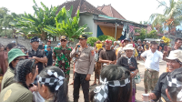 Kapolsek Kempo, Iptu Jubaidin menyampaikan arahan di sela pengamanan pawai ogoh-ogoh dalam rangka hari raya Nyepi Umat Hindu di Kecamatan Kempo Kabupaten Dompu, Jumat (28/3/2025) siang.