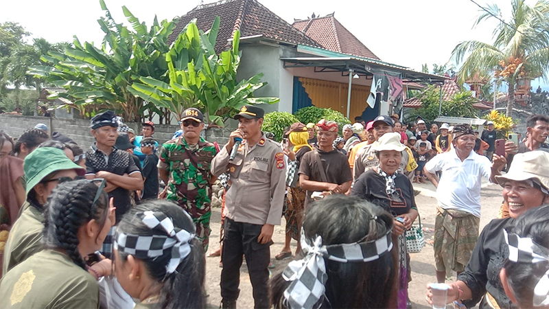 Kapolsek Kempo, Iptu Jubaidin menyampaikan arahan di sela pengamanan pawai ogoh-ogoh dalam rangka hari raya Nyepi Umat Hindu di Kecamatan Kempo Kabupaten Dompu, Jumat (28/3/2025) siang.